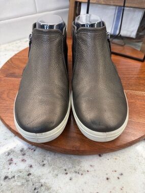 ECCO Women's Soft 7 Low Cut Zip Booties. - Dark Gray Metallic Nubuck